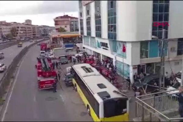 Otobüs durağa girdi: Yaralılar var! Otobüs durağa girdi: Yaralılar var!