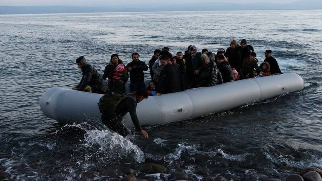 Göçmen botu kayalıklara çarptı: 2 ölü, 10 yaralı
