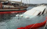 İskeleye demirli lüks yat su alıp battı İskeleye demirli lüks yat su alıp battı