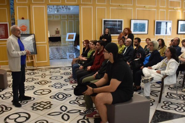 Ressam Devrim Erbil, İzmir’de sanatseverlerl... Ressam Devrim Erbil, İzmir’de sanatseverlerl...