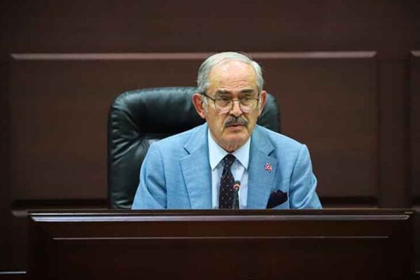 Büyükerşen, İzmir’de iktidarı hedef aldı: Kırbaçla... Büyükerşen, İzmir’de iktidarı hedef aldı: Kırbaçla...