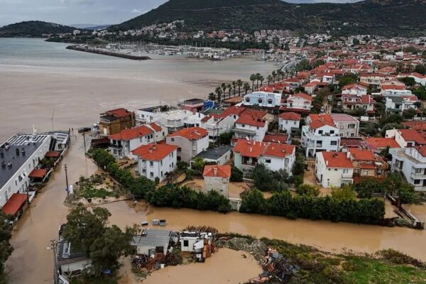 Foça’daki felakette trajik ölüm: Can kaybı 2’ye yü... Foça’daki felakette trajik ölüm: Can kaybı 2’ye yü...