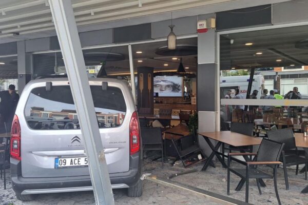 Restorana daldı… 15 yaşında trafik magandası... Restorana daldı… 15 yaşında trafik magandası...