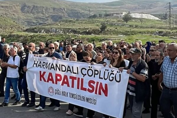 Çiğli’de mahalleli yol kesiti: Çöp gerginliğ... Çiğli’de mahalleli yol kesiti: Çöp gerginliğ...