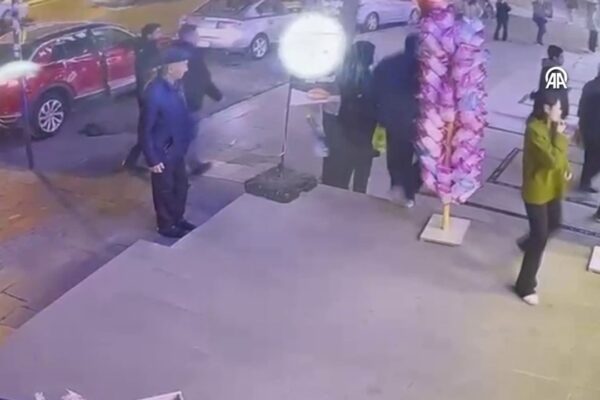 Kahreden son… Üzerine vitrin düştü!
