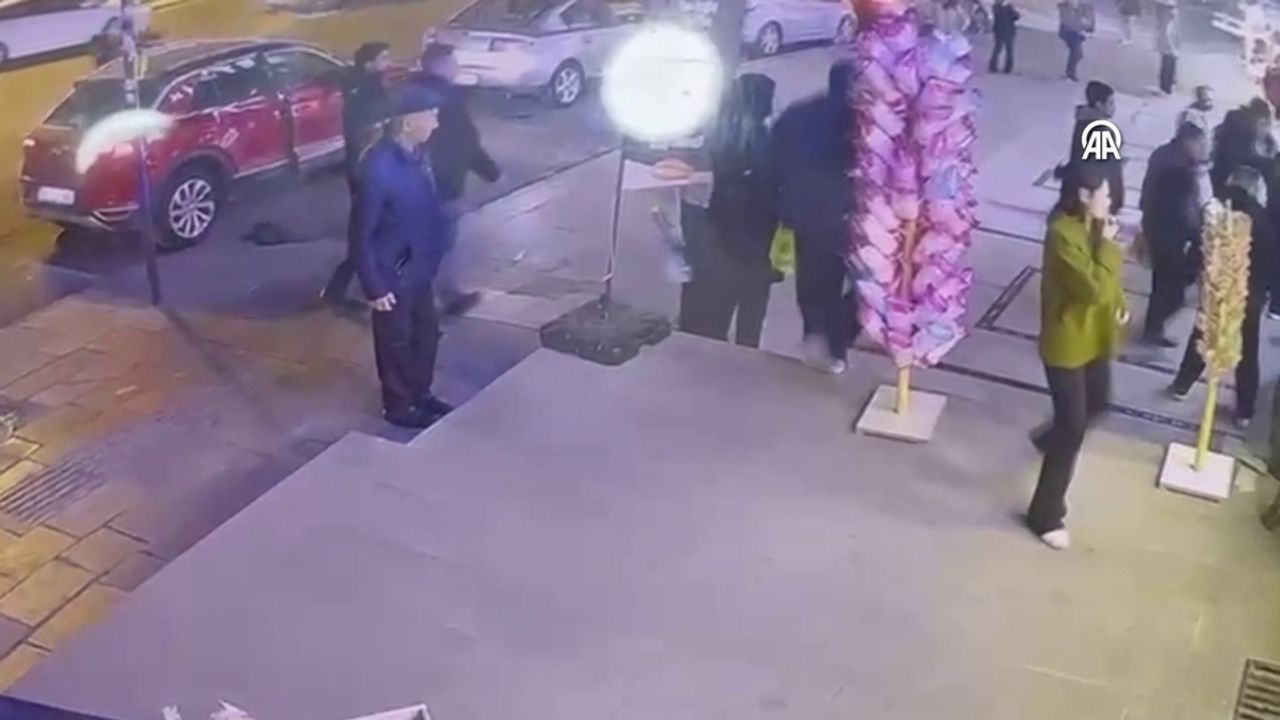 Kahreden son… Üzerine vitrin düştü!