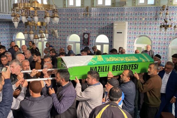 Yangından ölen genç kadına son görev! Yangından ölen genç kadına son görev!