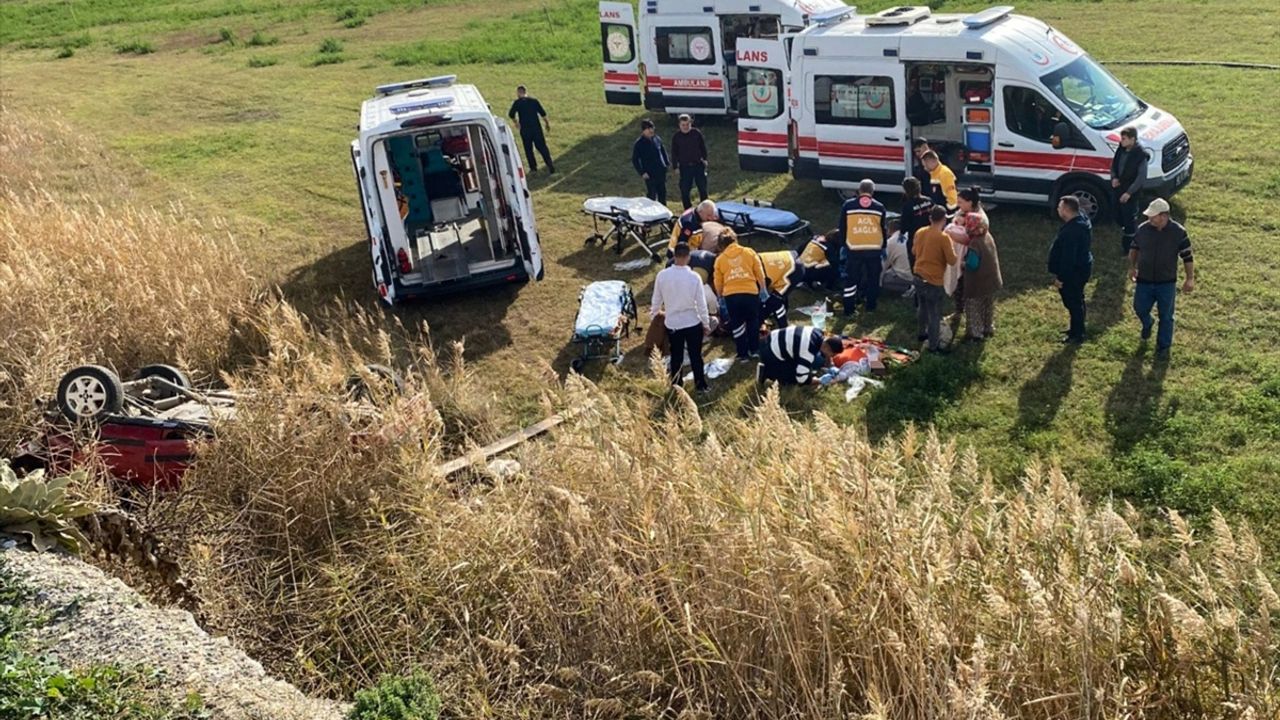 Manisa’da otomobil tarlaya devrildi: 5 kişi yaralandı