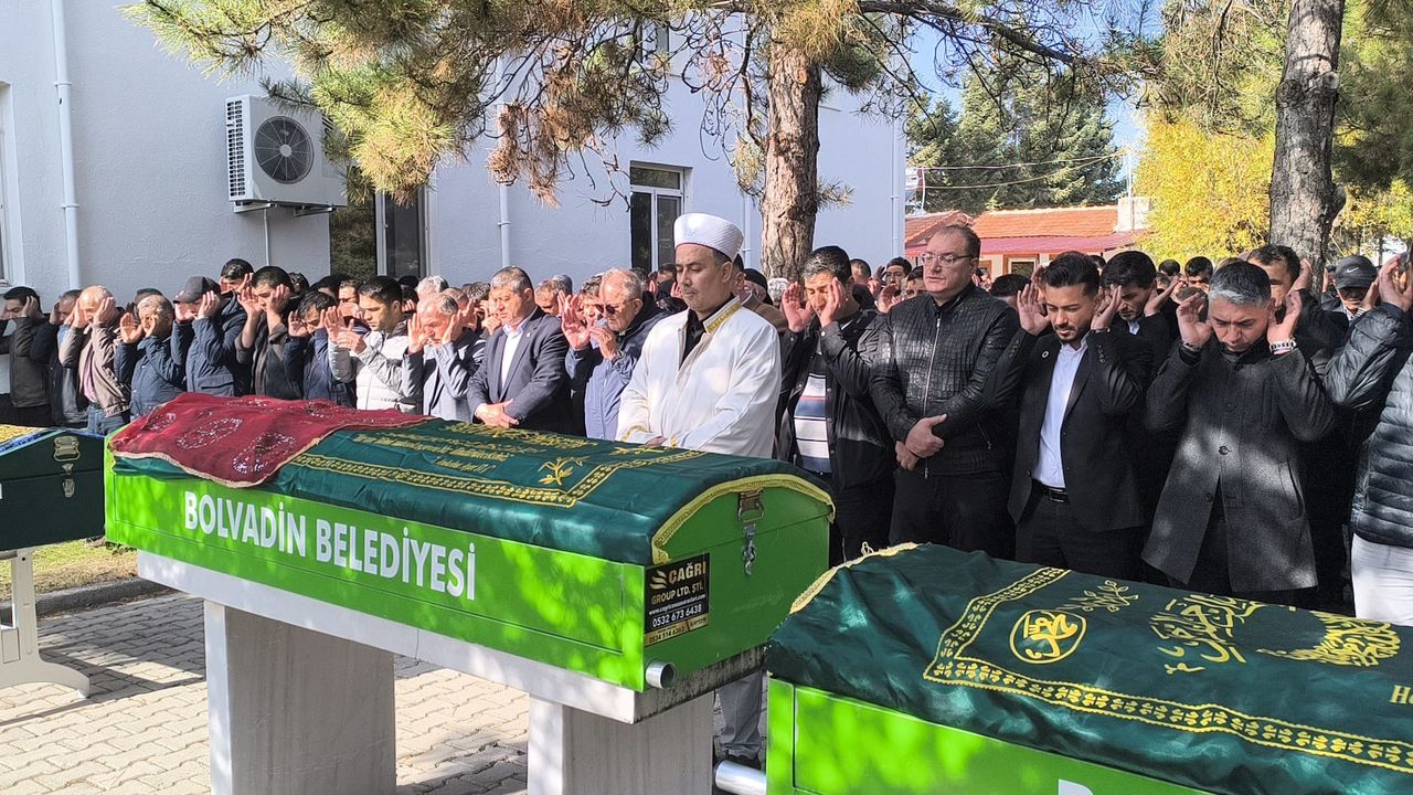 Gıda zehirlenmesi faciasında ölen anne ile çocukları toprağa verildi!