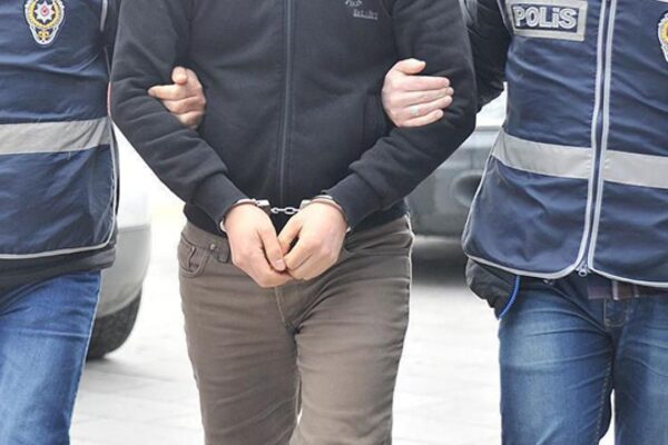 İzmir’de oto galeriye silahlı bombalı saldır...