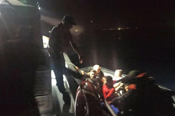 Kuşadası’nda 25 kaçak göçmen yakalandı Kuşadası’nda 25 kaçak göçmen yakalandı