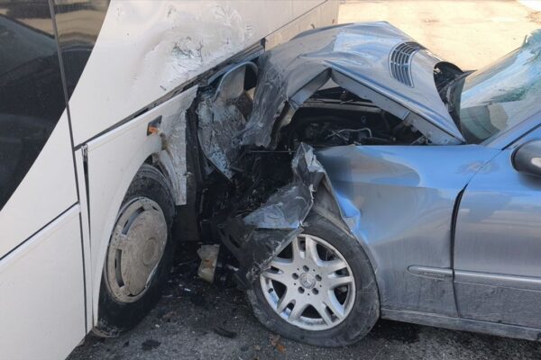 Park halindeki işçi servisine çarptı: 2 yaralı Park halindeki işçi servisine çarptı: 2 yaralı