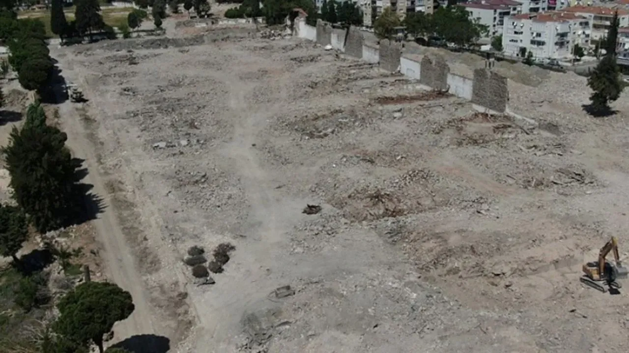 Tugay ‘gönlümden geçen tamamının yeşil alan olması’ dedi ve ekledi: Belediyeyi eksi 18 milyar maliyetin altına sokmam!