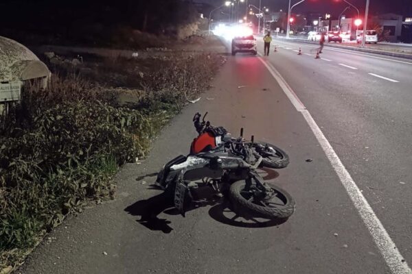 Devrilen motosikletteki genç öldü! Devrilen motosikletteki genç öldü!