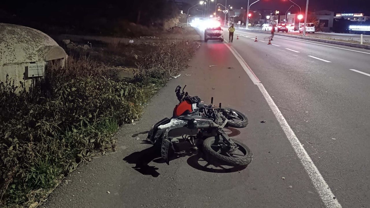 Devrilen motosikletteki genç öldü!
