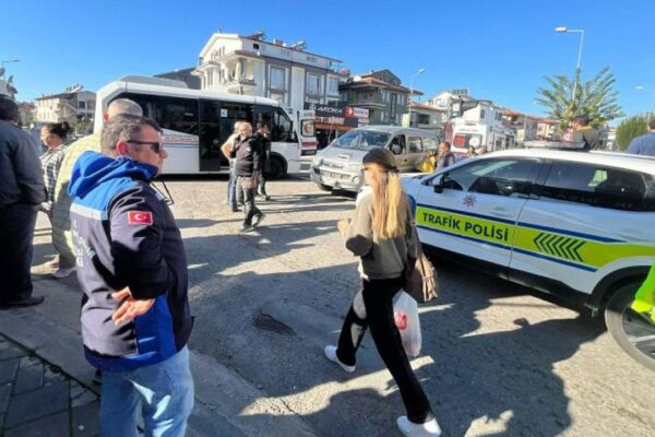 Muğla’da yolcu midibüsü ile minibüs çarpıştı... Muğla’da yolcu midibüsü ile minibüs çarpıştı...
