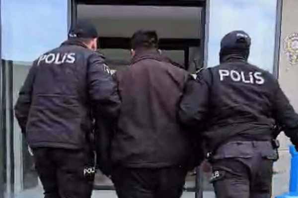 52 yılla aranıyordu.. Firari enselendi! 52 yılla aranıyordu.. Firari enselendi!