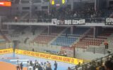 Voleybol maçında saha karıştı… Taraftar dışa... Voleybol maçında saha karıştı… Taraftar dışa...