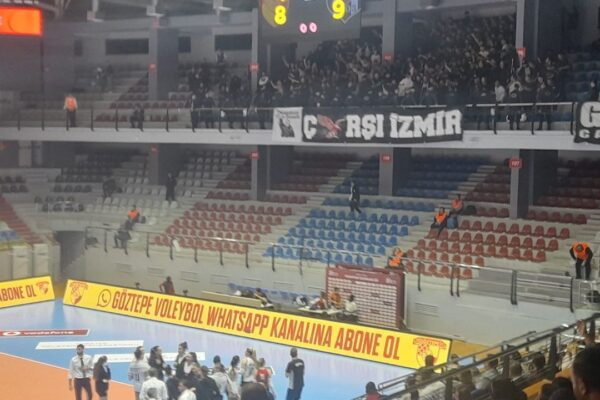 Voleybol maçında saha karıştı… Taraftar dışa...
