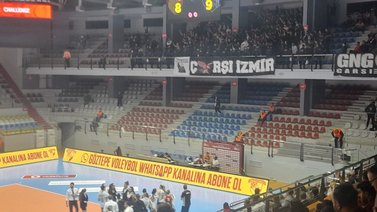 Voleybol maçında saha karıştı… Taraftar dışarı alındı!