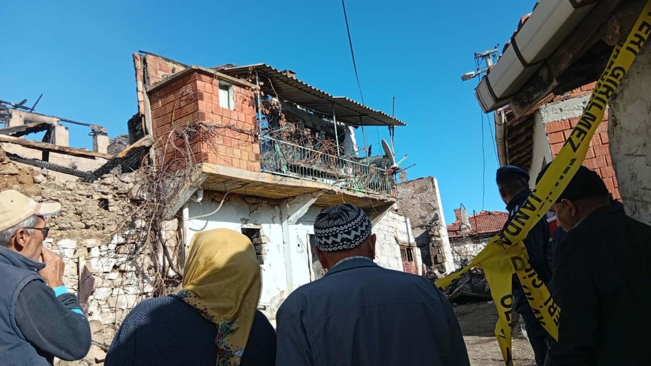 Manisa’da yangın paniği… Yaşlı kadına ulaşılamıyor!