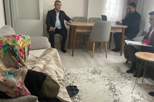 Hakim geldi, mahkeme evin salonuna taşındı Hakim geldi, mahkeme evin salonuna taşındı