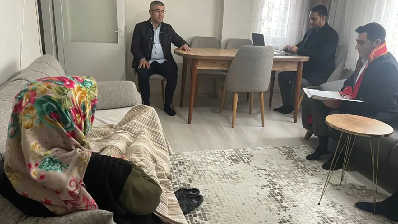 Hakim geldi, mahkeme evin salonuna taşındı