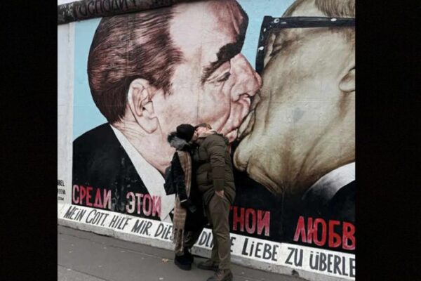 AK Partili meclis üyesinden Berlin’de dudak dudağa... AK Partili meclis üyesinden Berlin’de dudak dudağa...