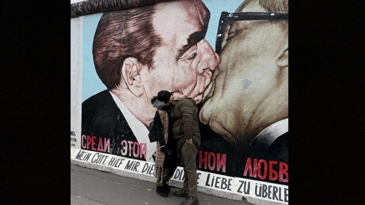 AK Partili meclis üyesinden Berlin’de dudak dudağa!