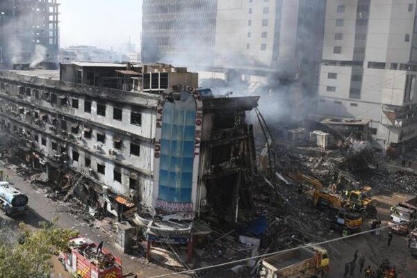 Pakistan’da alışveriş merkezinde yangın: Ölü... Pakistan’da alışveriş merkezinde yangın: Ölü...