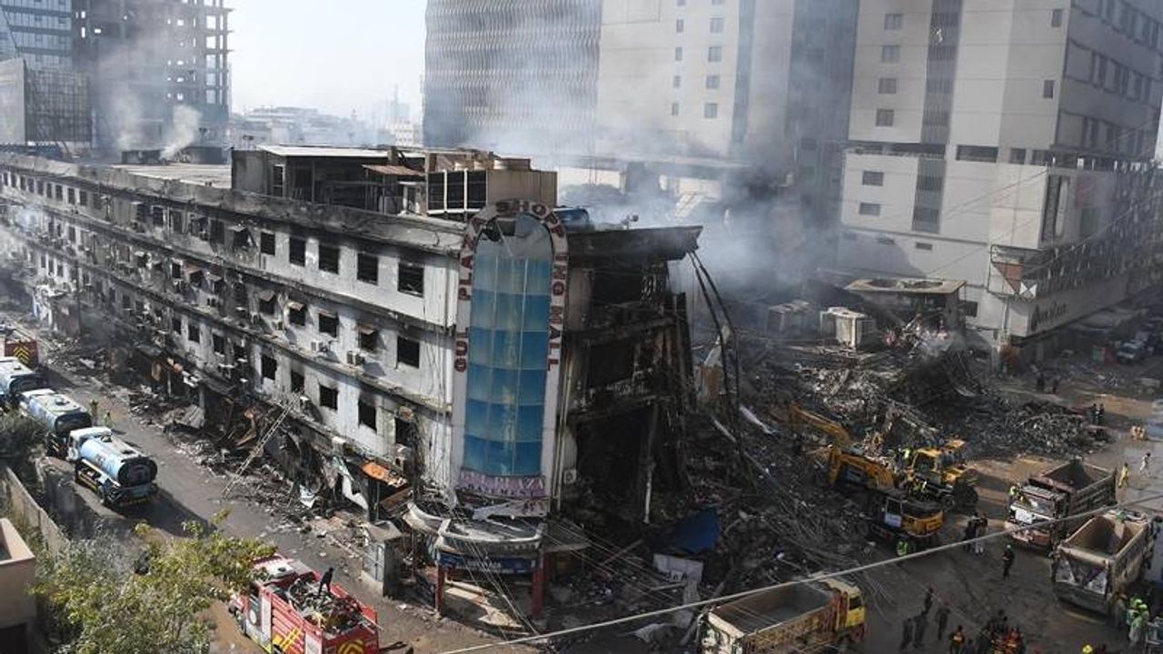 Pakistan’da alışveriş merkezinde yangın: Ölü sayısı 71’e yükseldi