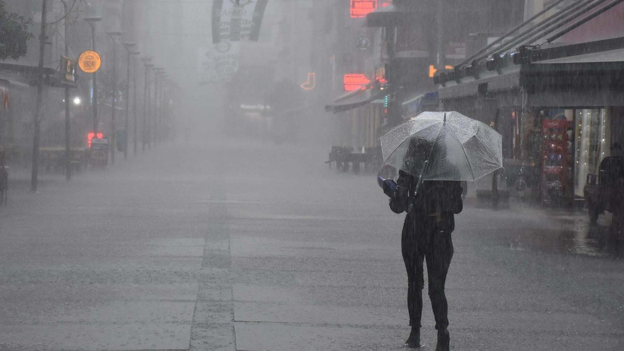 Kuvvetli sağanak ve fırtına geliyor… Meteoroloji’den İzmir’e uyarı