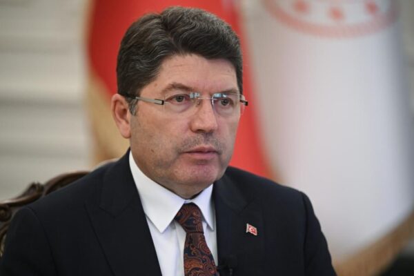Bakan Tunç: Milletimiz eser siyasetine bakar Bakan Tunç: Milletimiz eser siyasetine bakar