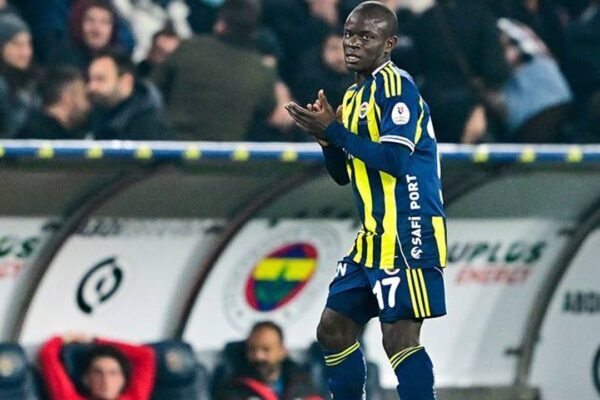 Kante 20 milyon euroyu Fenerbahçe için elinin ters... Kante 20 milyon euroyu Fenerbahçe için elinin ters...