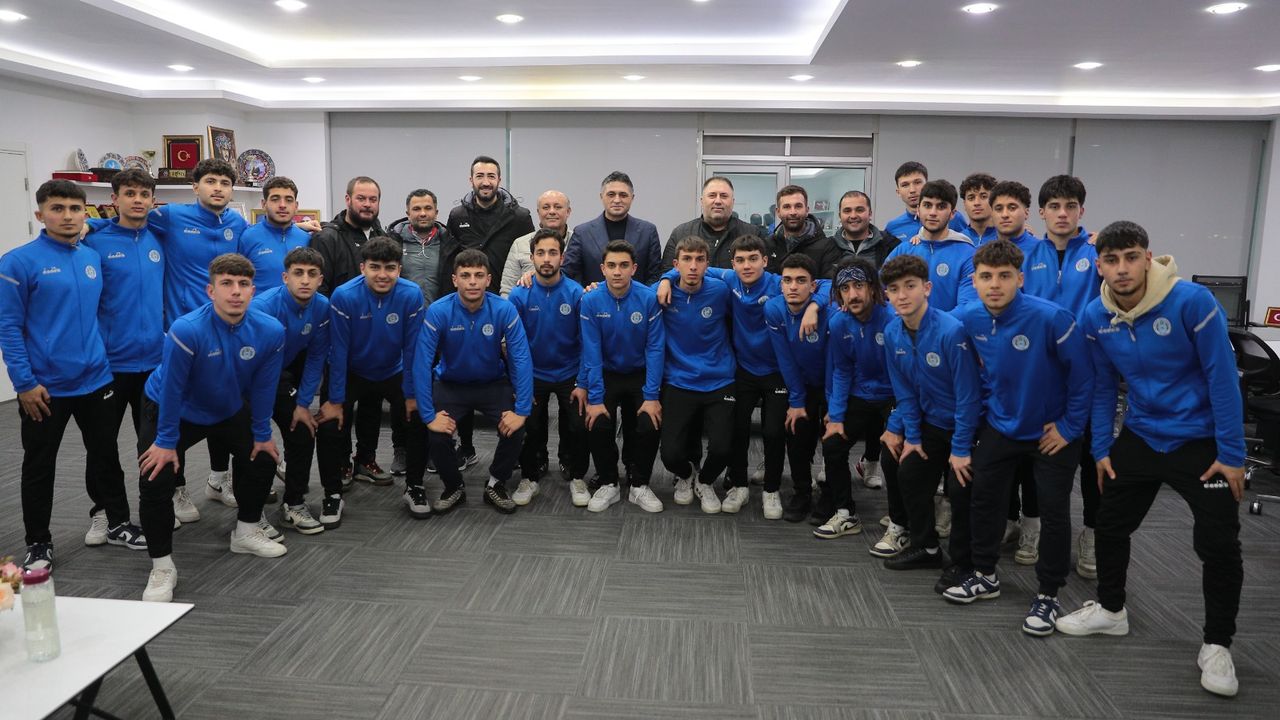 Aliağa Helvacı Spor U-18 takımı İzmir şampiyonu oldu