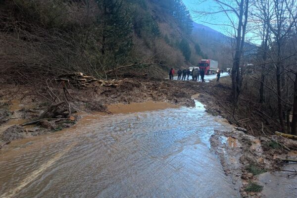 Heyelanın ardından kapanan yol açıldı Heyelanın ardından kapanan yol açıldı
