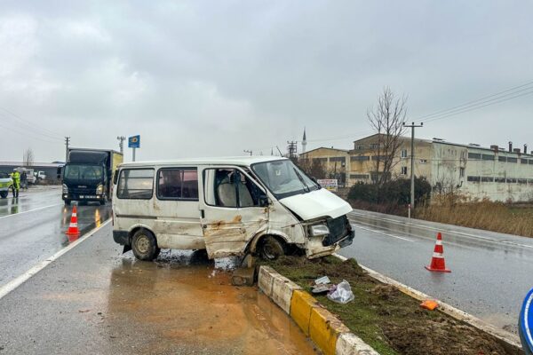 Direksiyon hakimiyetini kaybetti… Refüje çar... Direksiyon hakimiyetini kaybetti… Refüje çar...