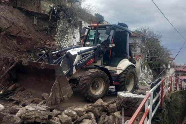 Aydın’da sağanak ve fırtına hayatı felç etti... Aydın’da sağanak ve fırtına hayatı felç etti...