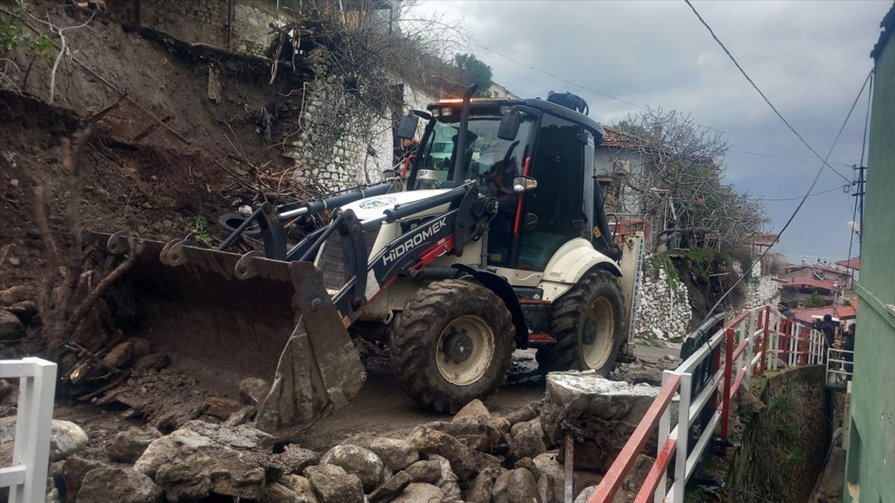Aydın’da sağanak ve fırtına hayatı felç etti!