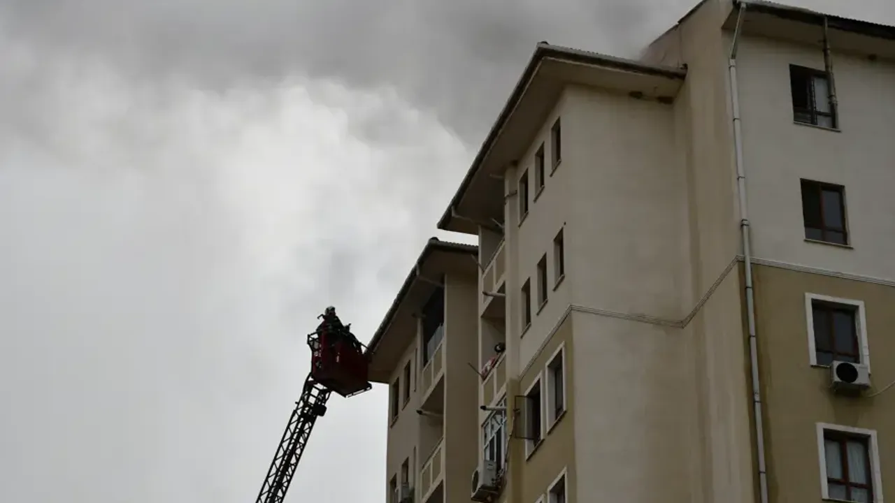 10 katlı binada yangın paniği: 21 kişi hastaneye kaldırıldı