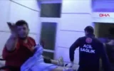 Bıçaklı saldırıya uğradı, sedyeden atlayıp basın m...