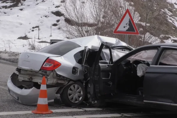 Bingöl’de feci kaza: Ölü ve yaralılar var Bingöl’de feci kaza: Ölü ve yaralılar var