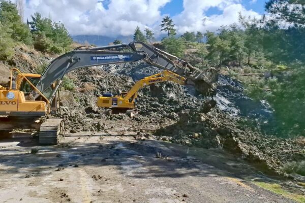 Muğla’da toprak kayması… Yol ulaşıma k...
