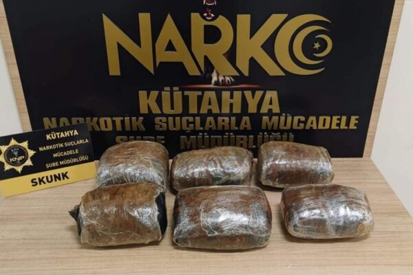 Kütahya’da uyuşturucu operasyonu: 12 zanlı t...