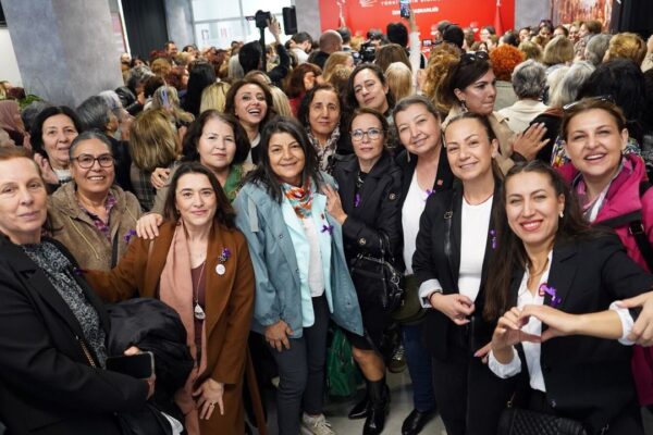 CHP’li kadınlardan rozet şov! CHP’li kadınlardan rozet şov!