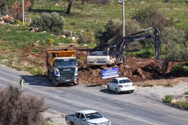 Akbük’te yol çalışmaları tam gaz