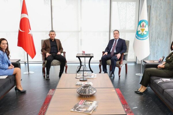 Manisa ziyaretinde dikkat çeken detay! Manisa ziyaretinde dikkat çeken detay!