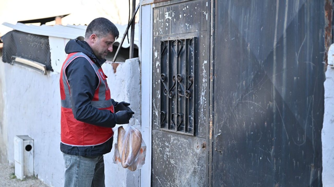 Manisa Büyükşehir’den dayanışma sofraları: 10 bin kişiye sıcak yemek