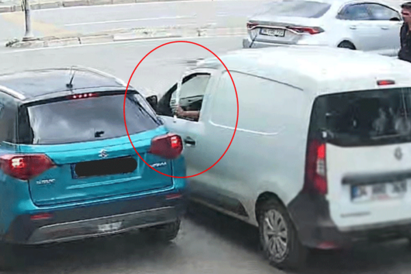 Trafikte dehşet anları: “Beyzbol sopasıyla s...