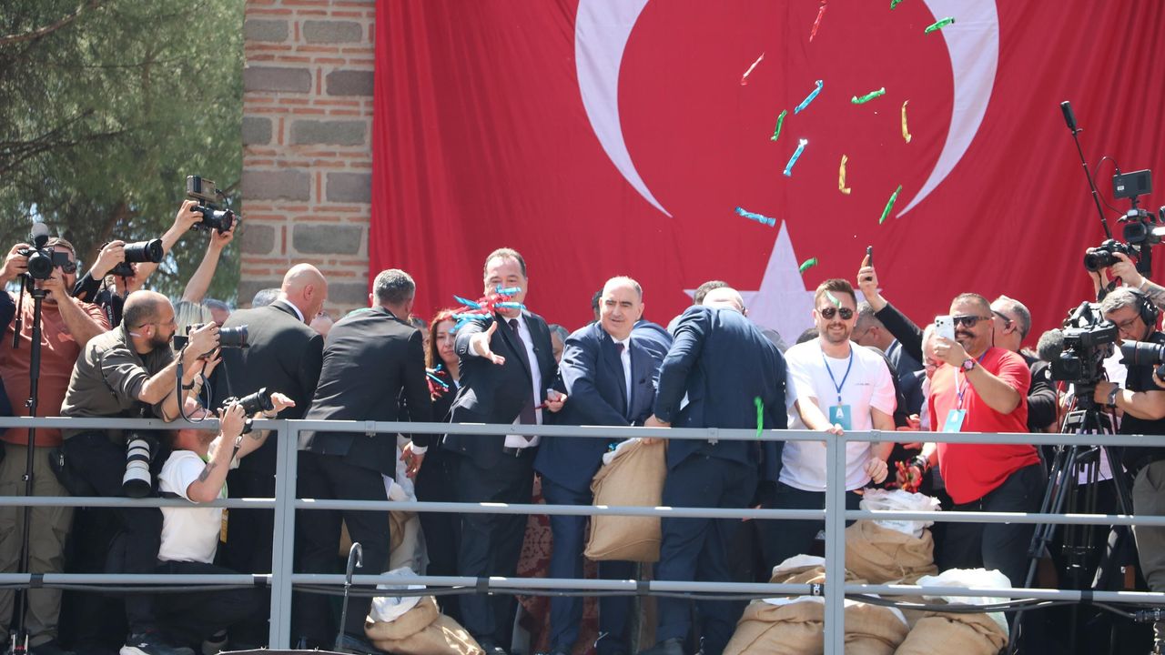 10 ton mesir macunu 20 dakikada saçıldı!